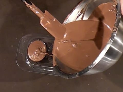 Moulage d'un ourson en chocolat pour Pâques - 37
