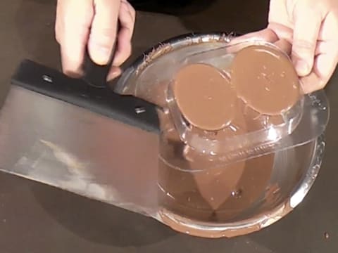 Moulage d'un ourson en chocolat pour Pâques - 38
