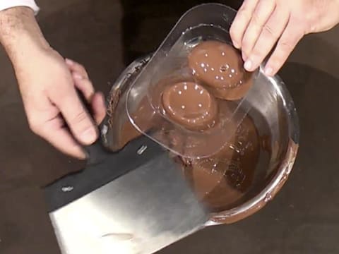 Moulage d'un ourson en chocolat pour Pâques - 39