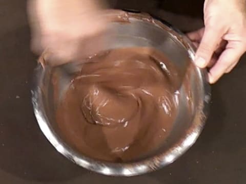 Moulage d'un ourson en chocolat pour Pâques - 44