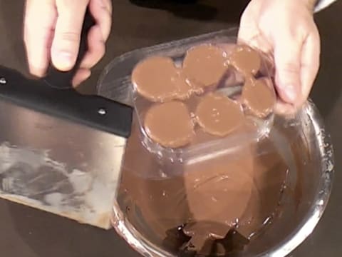 Moulage d'un ourson en chocolat pour Pâques - 48