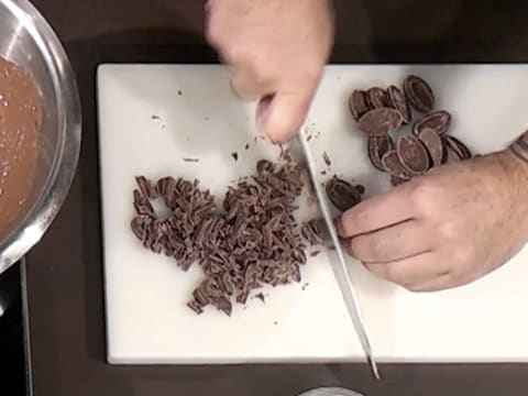 Moulage d'un ourson en chocolat pour Pâques - 5