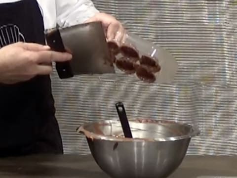 Moulage d'un ourson en chocolat pour Pâques - 50