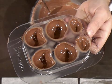 Moulage d'un ourson en chocolat pour Pâques - 51