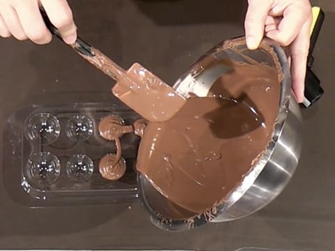 Moulage d'un ourson en chocolat pour Pâques - 55