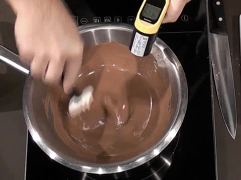 Moulage d'un ourson en chocolat pour Pâques - 6