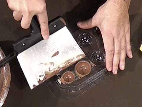 Moulage d'un ourson en chocolat pour Pâques - 60