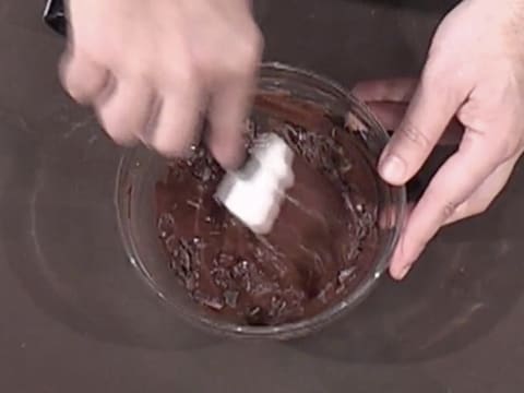 Moulage d'un ourson en chocolat pour Pâques - 87