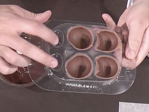 Moulage d'un ourson en chocolat pour Pâques - 88