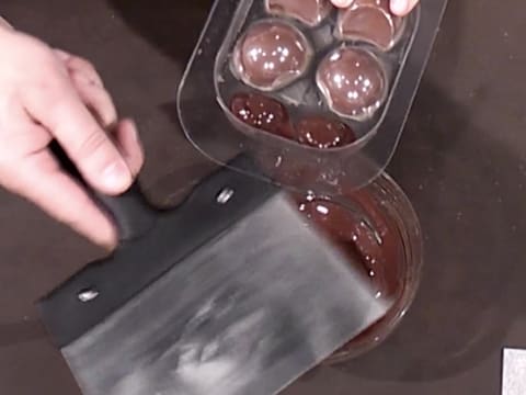 Moulage d'un ourson en chocolat pour Pâques - 93