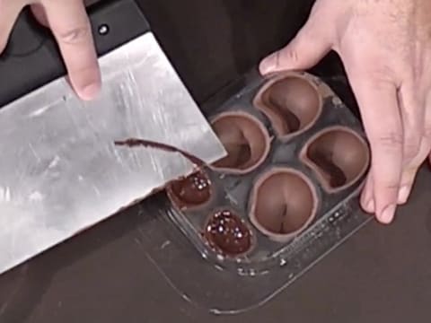 Moulage d'un ourson en chocolat pour Pâques - 95