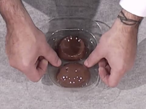 Moulage d'un ourson en chocolat pour Pâques - 98