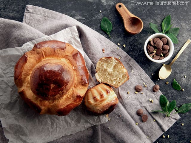 Mouler et cuire une brioche