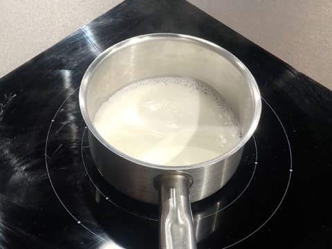 Du lait dans une casserole