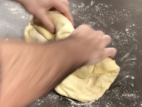 Façonnage de la pâte à brioche