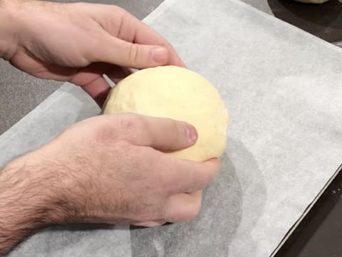 Une boule de pâte sur du papier sulfurisé