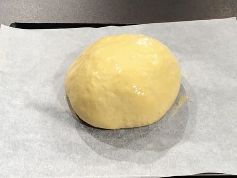 Une boule de pâte dorée