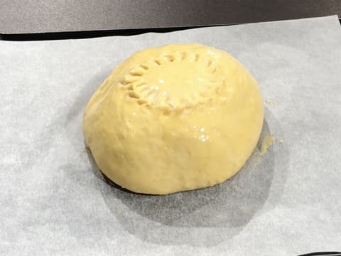 Une boule de pâte incisée