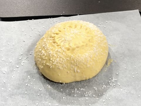 Une brioche sucrée crue