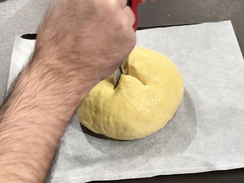 Incision aux ciseaux de la boule de pâte