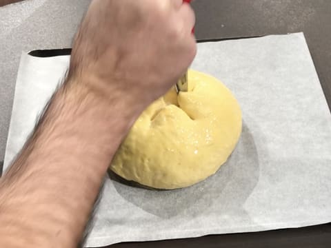 Incision aux ciseaux de la boule de pâte