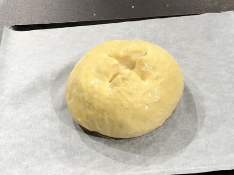 Une boule de pâte incisée d'une croix