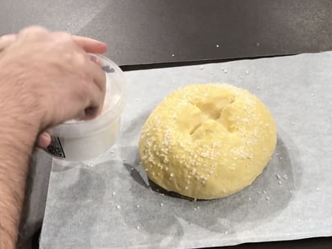 Saupoudrage du sucre sur la brioche