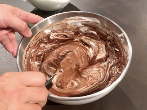 Mélange de la préparation au chocolat et des blancs en neige avec la spatule maryse