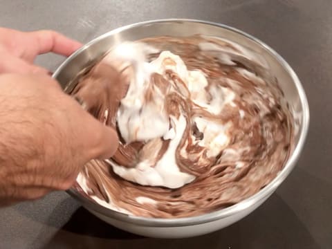 Incorporation des blancs en neige dans la préparation au chocolat à l'aide de la spatule maryse