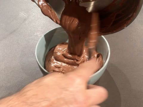 Le restant de mousse au chocolat noir est versé dans un grand bol