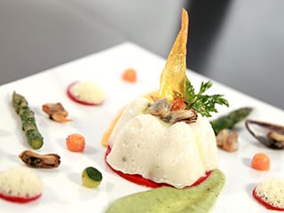 Mousseline de cabillaud aux deux purées et crème d'asperges