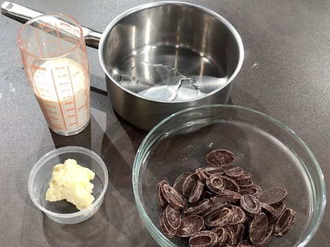 Tous les ingrédients pour la réalisation de la ganache au chocolat