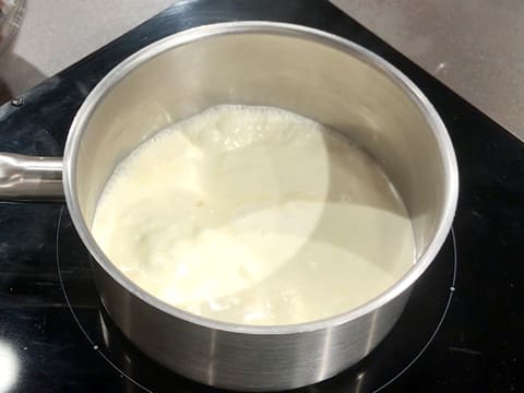 La crème est en train de bouillir dans la casserole