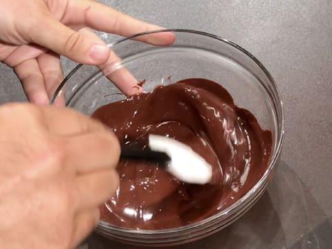 Le chocolat noir est fondu dans un saladier et mélangé avec la spatule maryse