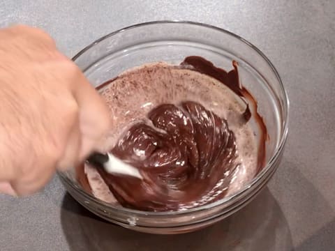 Mélange de la préparation chocolatée dans le saladier, à l'aide de la spatule maryse