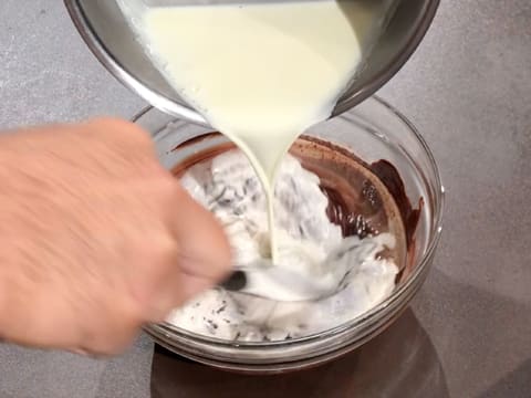 Ajout de la crème dans le chocolat fondu dans le saladier