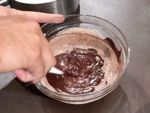 Mélange de la préparation chocolatée dans le saladier, à l'aide de la spatule maryse