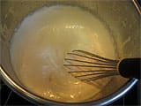 La préparation à base d'oeufs et de sucre est mélangée au fouet et devient mousseuse