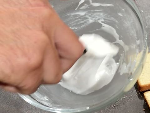Obtention du glaçage au sucre dans le saladier