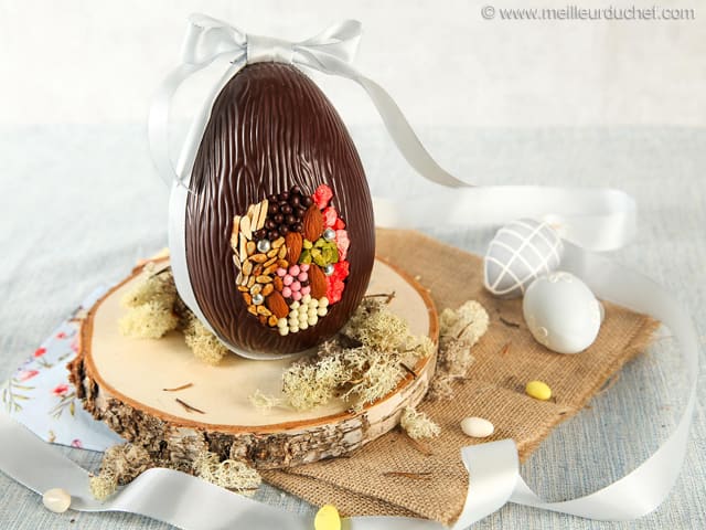 Oeuf de Pâques en chocolat avec inclusions