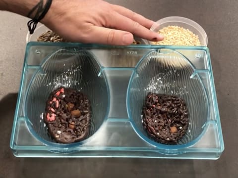 Oeuf de Pâques en chocolat avec inclusions - 12