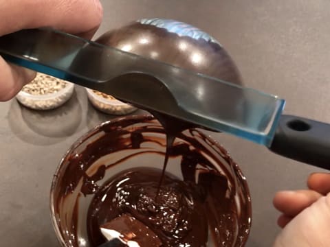 Oeuf de Pâques en chocolat avec inclusions - 23
