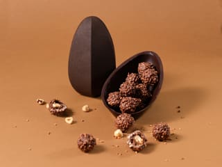 Œuf de Pâques garni d'œufs en chocolat rocher