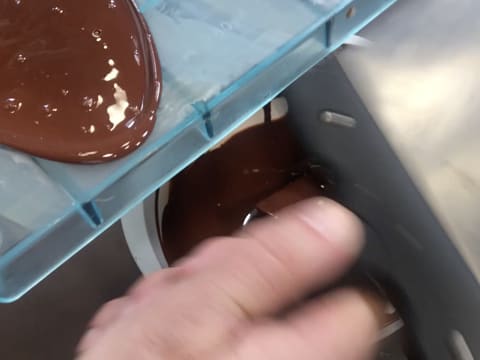 Œuf de Pâques garni d'œufs en chocolat rocher - 11