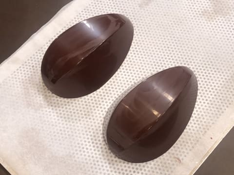 Œuf de Pâques garni d'œufs en chocolat rocher - 21