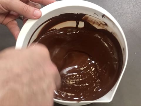 Œuf de Pâques garni d'œufs en chocolat rocher - 8