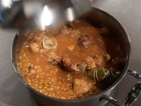 Obtention de l'osso buco qui est mi cuit dans le faitout