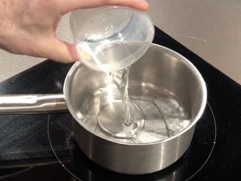 Eau versée dans casserole