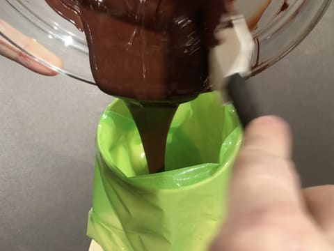 Chocolat fondu dans poche à douille