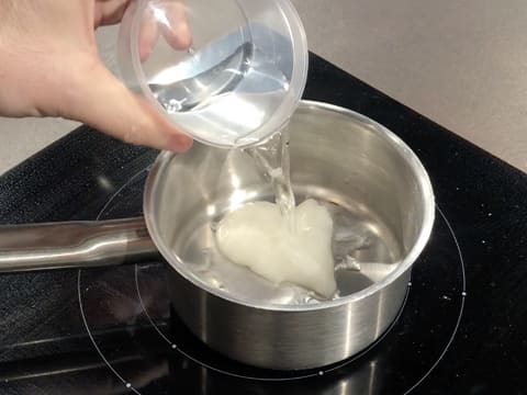 Sucre inverti versé dans casserole